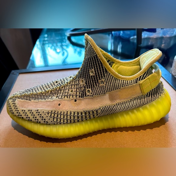 YEEZY BOOST 350 V2 - Picture 2 of 16